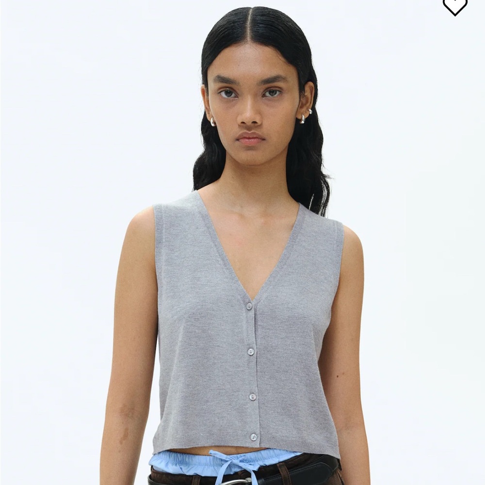 NWT H&M Gray Sleeveless Button-Up Top